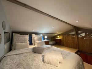 Appartements Gite non attenant a la propriete 1 a 4 personnes, spa, sauna, piscine chauffee a partager, parking gratuit : photos des chambres