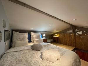 Appartements Gite non attenant a la propriete 1 a 4 personnes, spa, sauna, piscine chauffee a partager, parking gratuit : photos des chambres