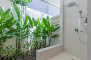 Villa Jinjah Soul Luxury 5BR Villa,18m Pool & Garden