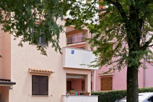 Apartments with parking space Mugeba, Porec - 24244