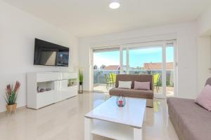 Apartments with parking space Vir - 24307