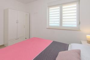 Apartments with parking space Vir - 24307