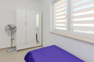 Apartments with parking space Vir - 24307