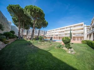 Apartment near Riells Beach with Sea Views