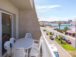Apartment near Riells Beach with Sea Views