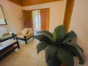 Spacious room in Tagaytay! Pool, Billiards, Netflx