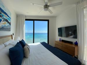 Ocean Front! Amazing Rooftop Pool, Walk to Fifth!