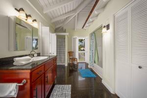 Kona Penthouse Retreat - Relaxed 2 BD with Ocean Views