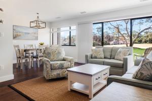 Fairway Shores - Golf Course Townhouse Near Beach, Pool & Tennis