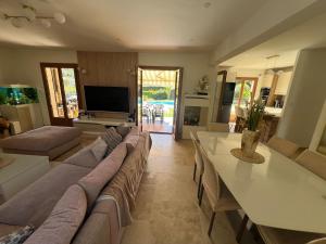 Villas Charming Provencal Villa with pool and garden : photos des chambres