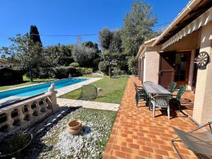 Villas Charming Provencal Villa with pool and garden : photos des chambres