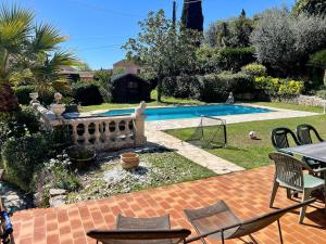 Villas Charming Provencal Villa with pool and garden : photos des chambres