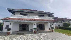 Waterfront Royal Villa - Phanat Nikhom