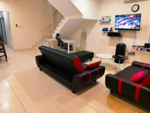 Senai three storey landed 14pax 5BR near airport - Kampong Bukit Lintang