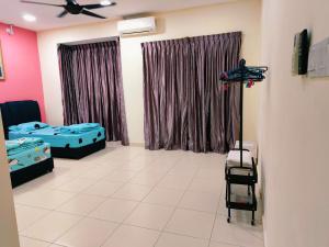 Senai three storey landed 14pax 5BR near airport