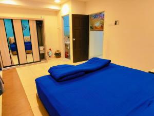Senai three storey landed 14pax 5BR near airport