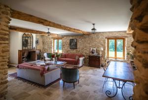Maisons de vacances Le Moulin du Riousset, 10 personnes, 2 logements possibles communicants ou independants, charme des vieilles pierres et calme garanti : photos des chambres