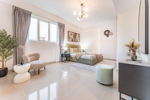 City View 2BR Just Steps from the Mall, Roxana Residence B, Jumeirah Village Circle by Deluxe Holiday Homes