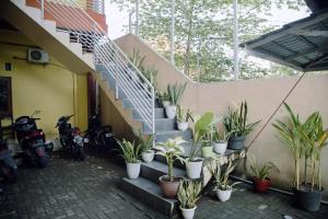 RedDoorz at Hening Homestay