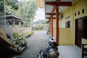 RedDoorz at Hening Homestay