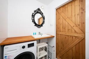 Loft Hideaway Studio by BookingHost