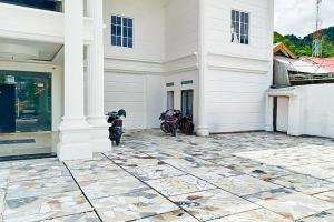 RedDoorz Premium Hotel Sopo Holong Sibolga