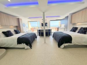 Studio 210, Héliopolis AB, Village naturiste