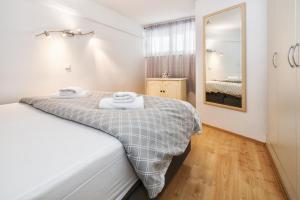 Relaxing 2BD Apartment, Ground Floor - Walk to Old Town