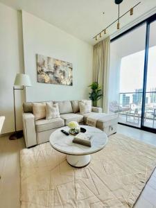 Stylish 1br In Jvc Balcony, Pool & Free Parking