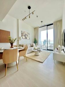 Stylish 1br In Jvc Balcony, Pool & Free Parking