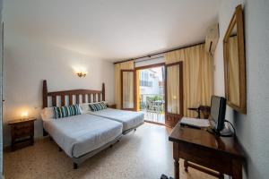 Double or Twin Room with Garden View room in Hotel Buigues
