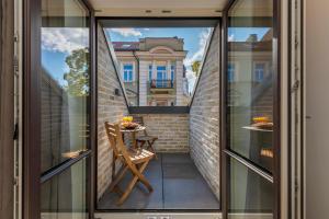 Artsy Exclusive Old Town Residence Gallery Walk