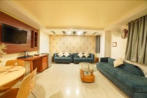 FabHotel Pleasure Inn - Near DB Mall