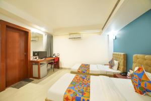 FabHotel Pleasure Inn - Near DB Mall