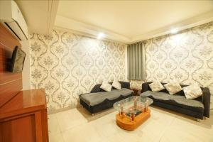 FabHotel Pleasure Inn - Near DB Mall