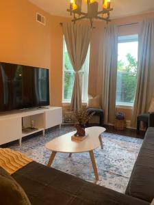 Luxurious Andersonville Oasis