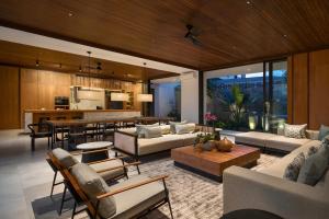 Villa Toro Spacious 6BR Walk to Beach