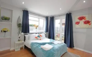 Stunning 3 Bedroom 2 Bathroom Bungalow by CozyNest - Hurst