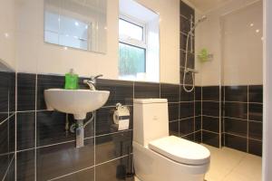 Stunning 3 Bedroom 2 Bathroom Bungalow by CozyNest