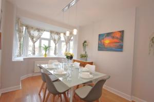 Stunning 3 Bedroom 2 Bathroom Bungalow by CozyNest