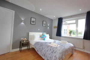 Stunning 3 Bedroom 2 Bathroom Bungalow by CozyNest