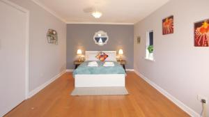 Stunning 3 Bedroom 2 Bathroom Bungalow by CozyNest