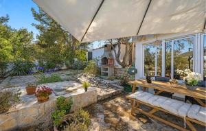 Lovely Apartment In Jezera