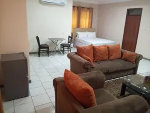 GSM Crown Inn Hotel - Oyibi