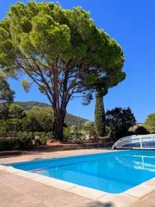 Maison Cavalaire Climatisée, avec piscine et trois chambres - Blaudeix