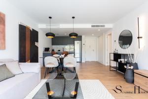 Luxury 2 Bedroom Apartment, Pools, Sauna, Gym & More