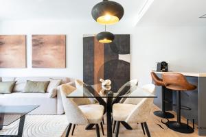 Luxury 2 Bedroom Apartment, Pools, Sauna, Gym & More