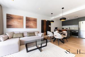 Luxury 2 Bedroom Apartment, Pools, Sauna, Gym & More