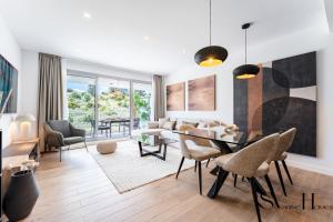 Luxury 2 Bedroom Apartment, Pools, Sauna, Gym & More