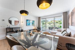 Luxury 2 Bedroom Apartment, Pools, Sauna, Gym & More